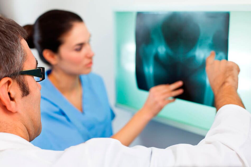 A rheumatologist or traumatologist diagnoses hip pain. 